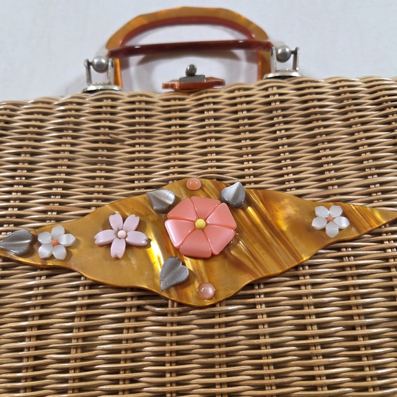 Elegant Tan Wicker Shoulder Bag with Floral Accents - Picture 11 of 11
